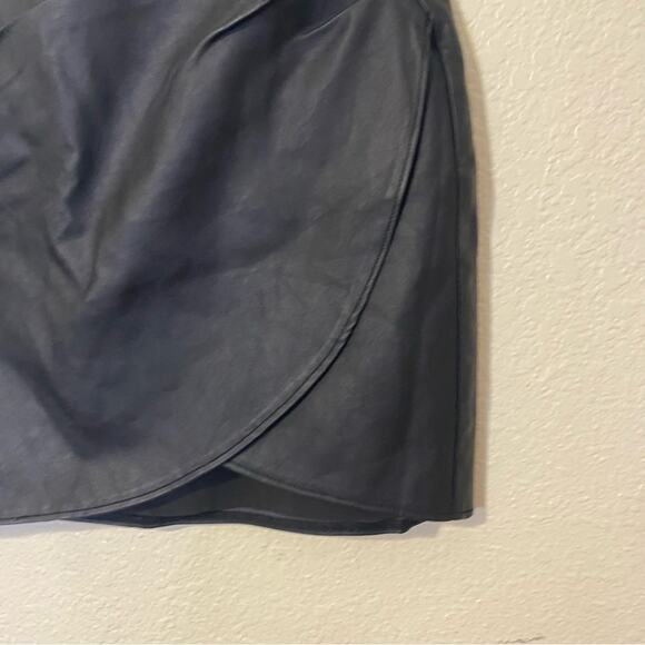 Abercrombie & Fitch Black Vegan Faux Leather Rouched Mini Skirt Size Small - Picture 3 of 10